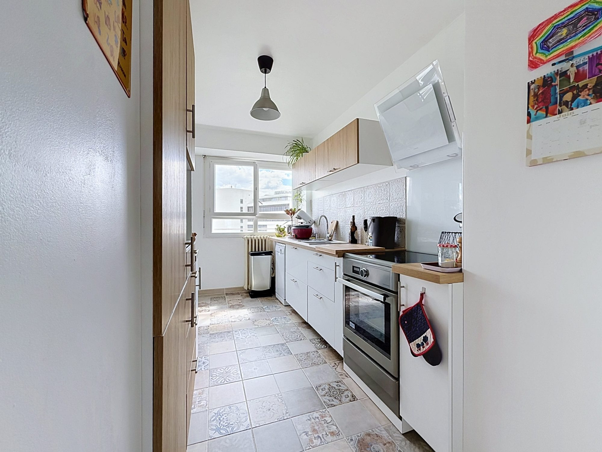 Family Cross-Through Apartment with Garage – Colombier District 3