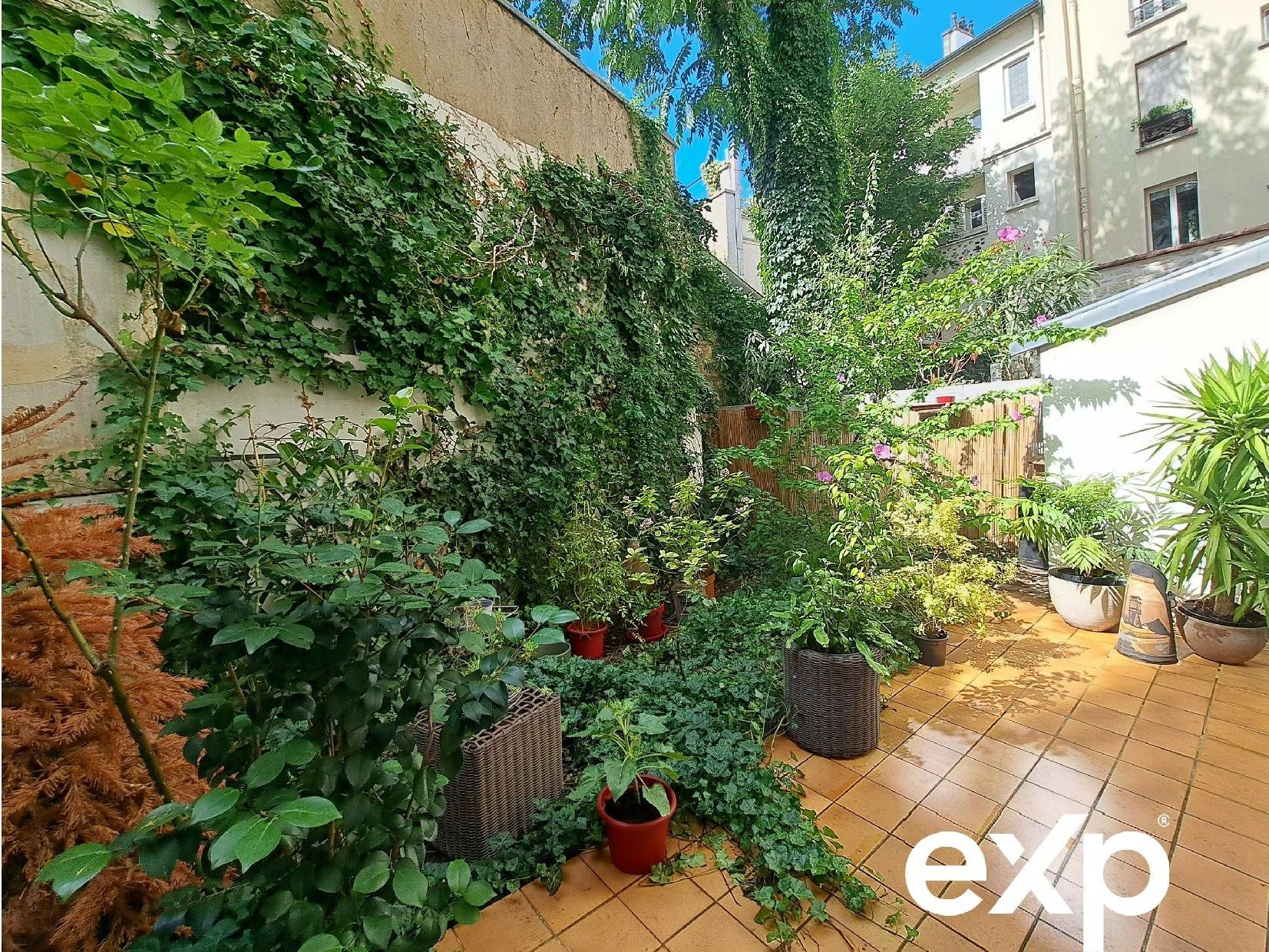 MONTMARTRE - RUE LEPIC – Un esprit de maison avec jardin privatif et souplex
