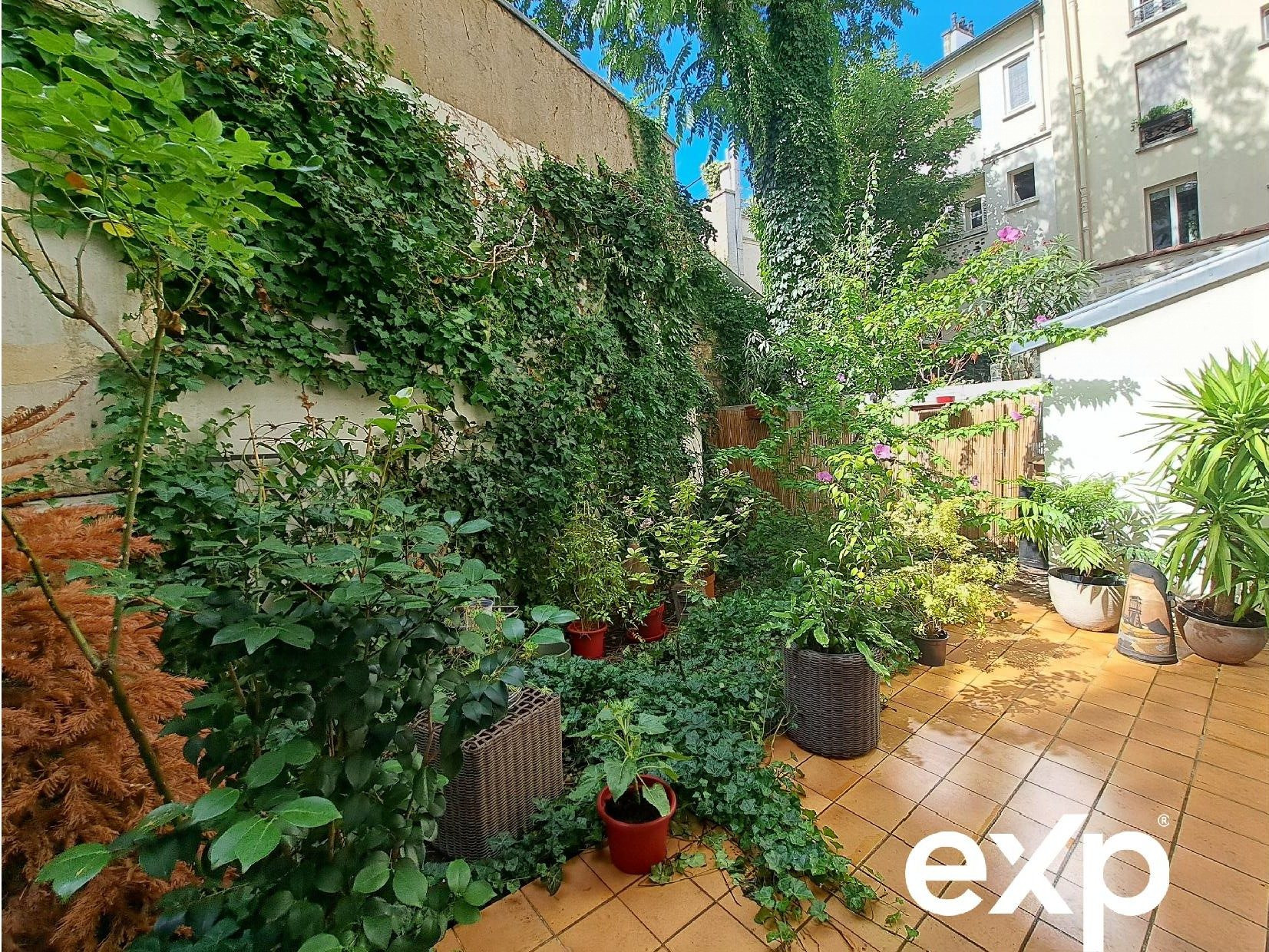 MONTMARTRE - RUE LEPIC – Un esprit de maison avec jardin privatif et souplex