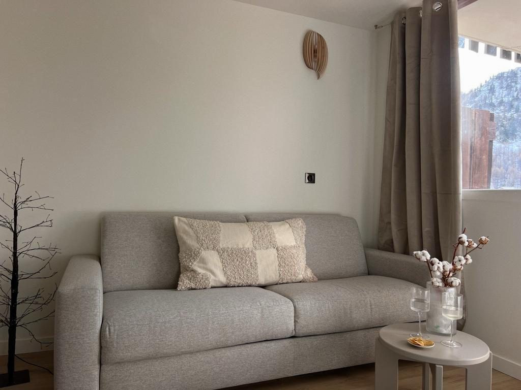 Isola 2000 - Renovated Studio Cabin, South-Facing, Snowfront 3