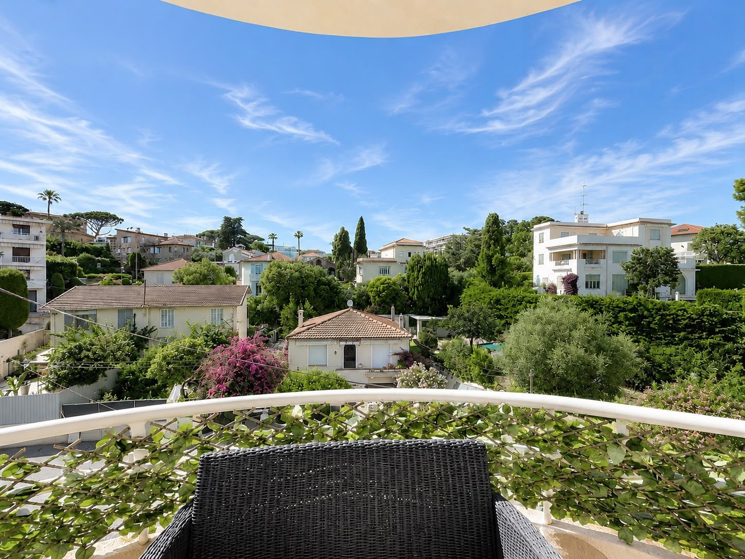 Charmant 2 pièces avec vaste terrasse et vue dégagée