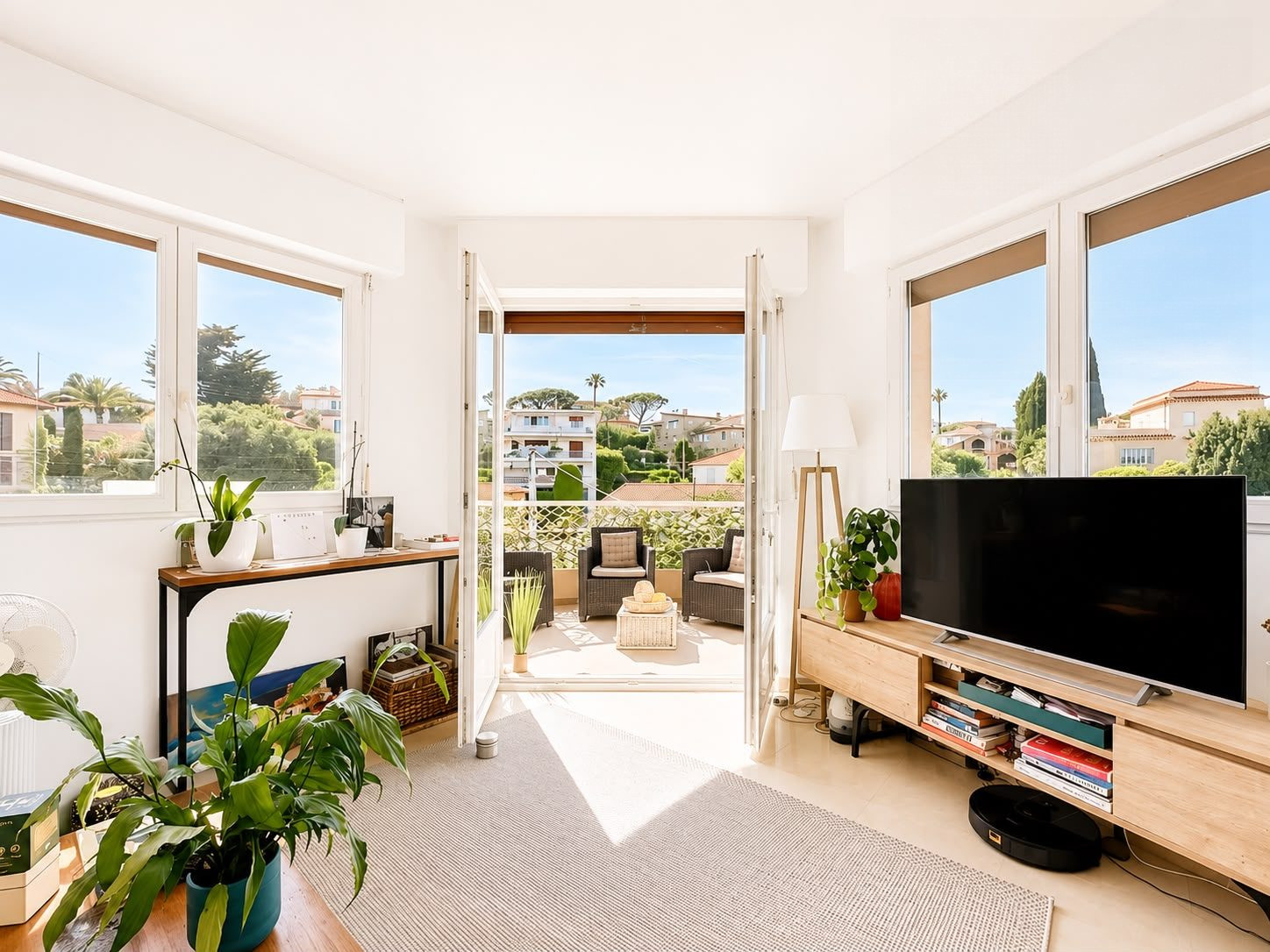 Charmant 2 pièces avec vaste terrasse et vue dégagée