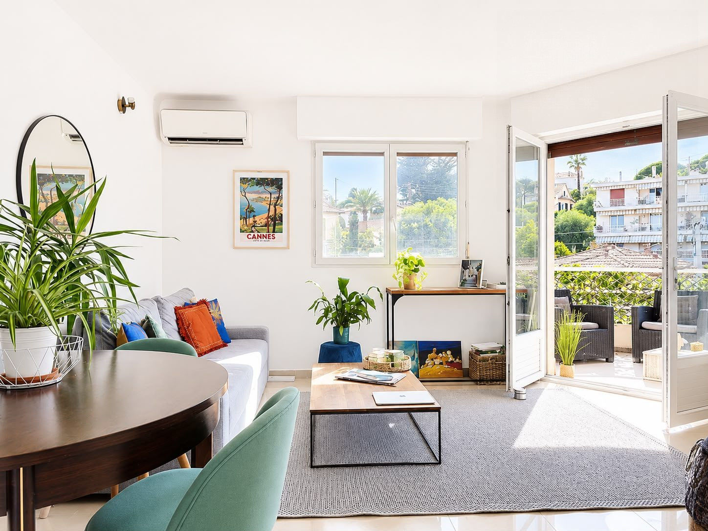 Charmant 2 pièces avec vaste terrasse et vue dégagée
