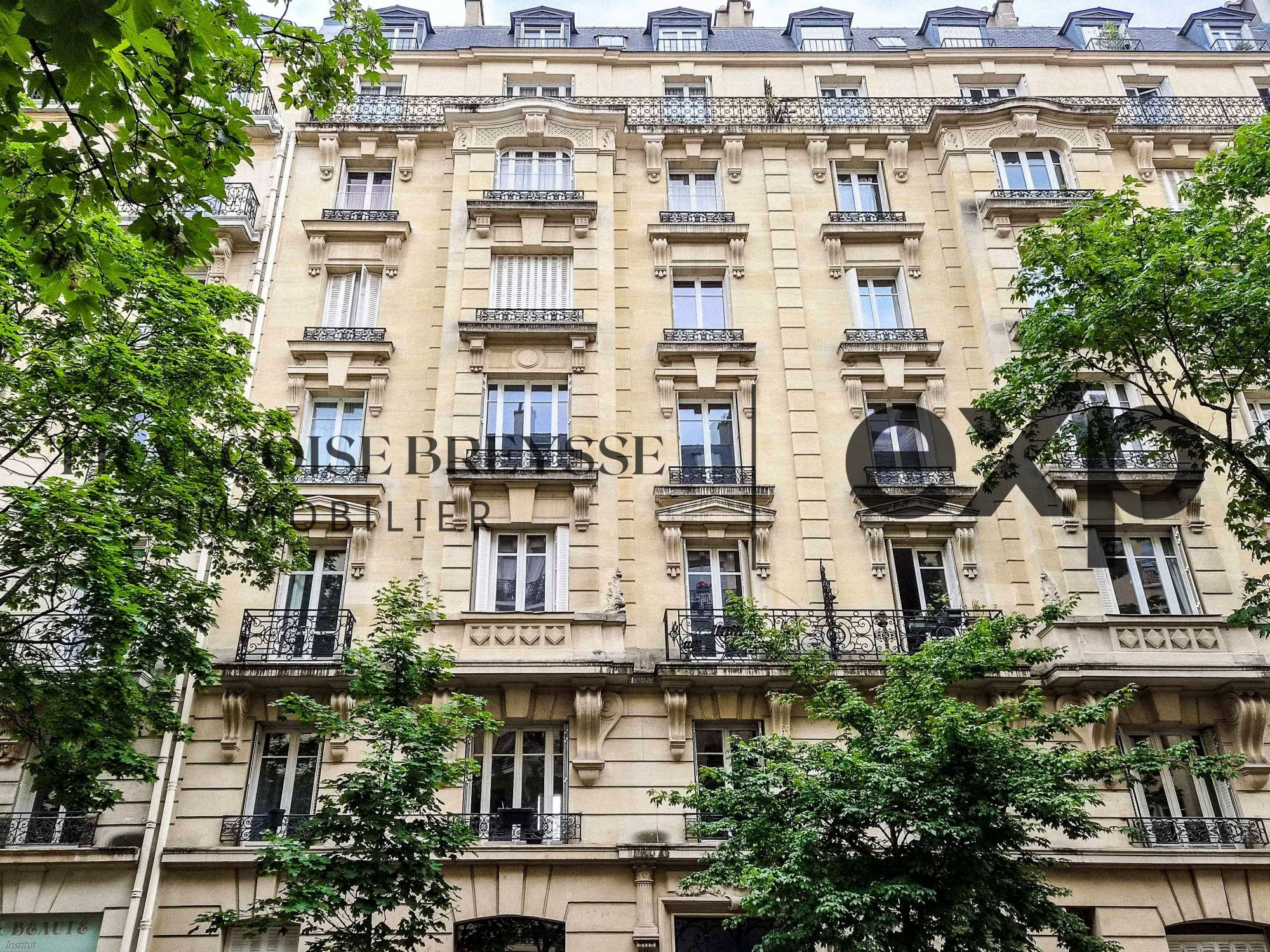 Paris 16e – Auteuil | Appartement de caractère avec balcon filant, étage élevé et ascenseur