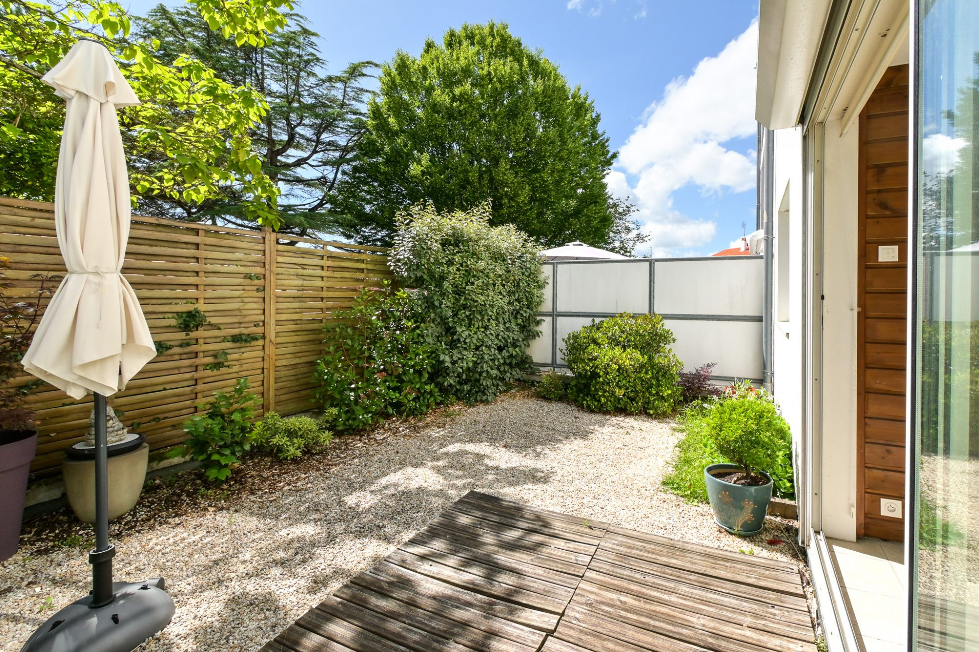 Appartement T2 en rez-de-chaussée avec extérieur, cave et stationnement – Royan