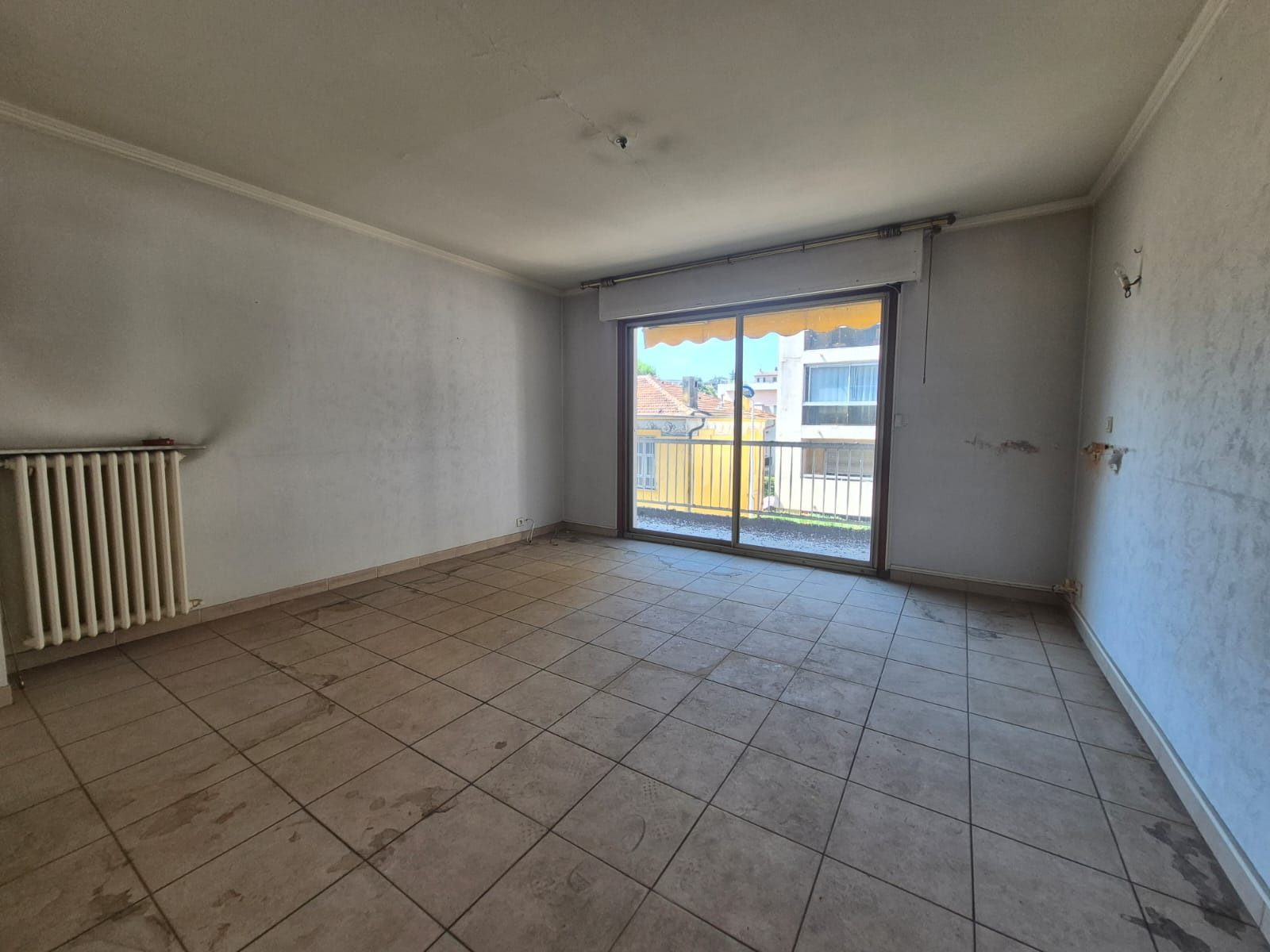 T3 de 60,72 m² à rénover avec cave, parking, balcon et terrasse