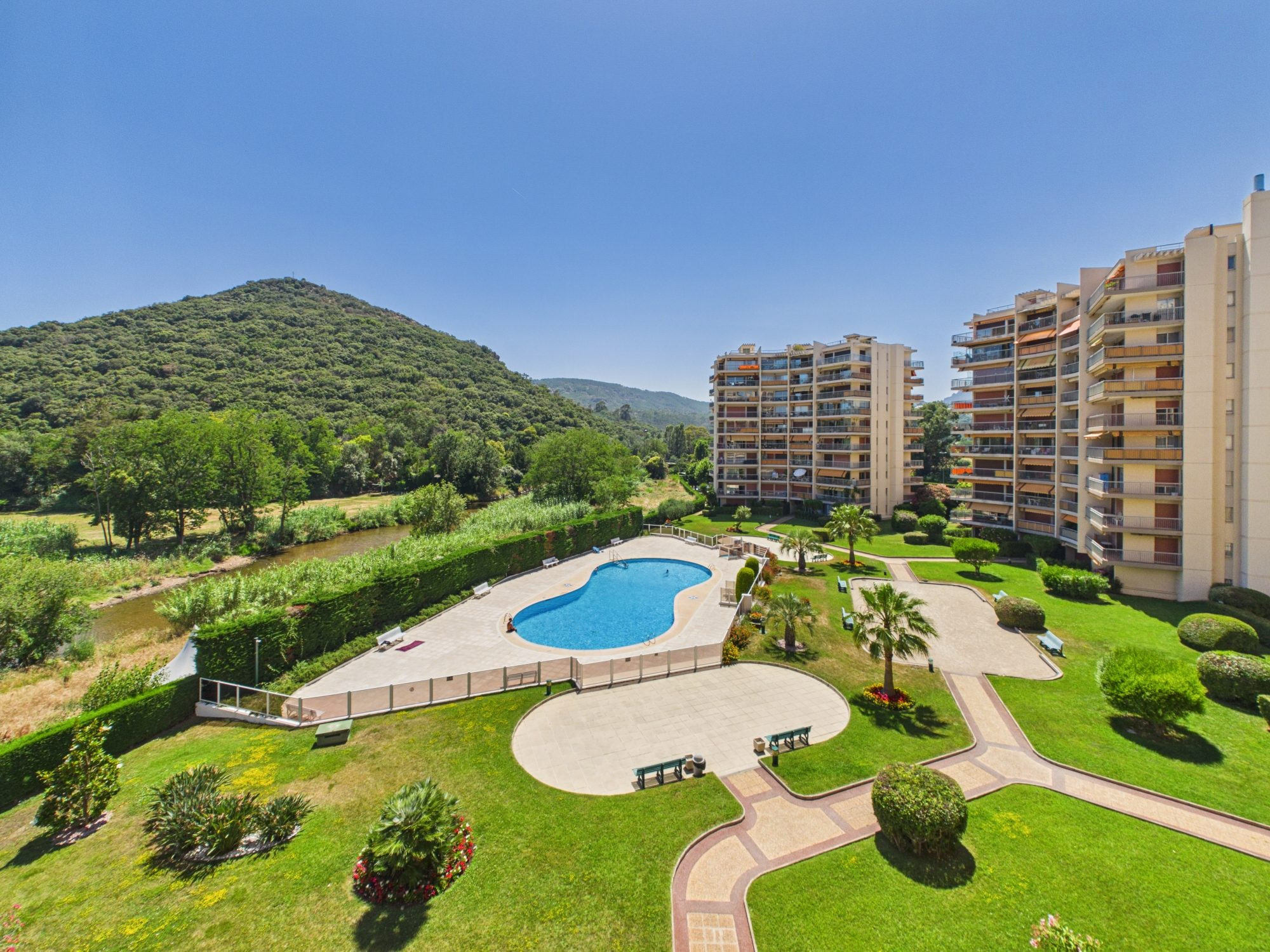 T2 de 46 m² avec terrasse et cave - Résidence avec piscine