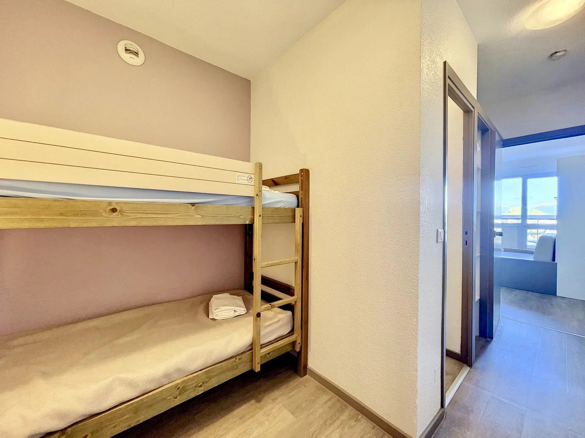 2 Studio Cabins with 2 Parking Spaces 5