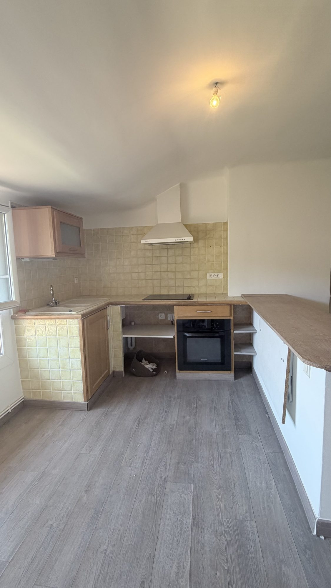 3-bedroom 72m² + studio to renovate - entire top floor - heart of town 3