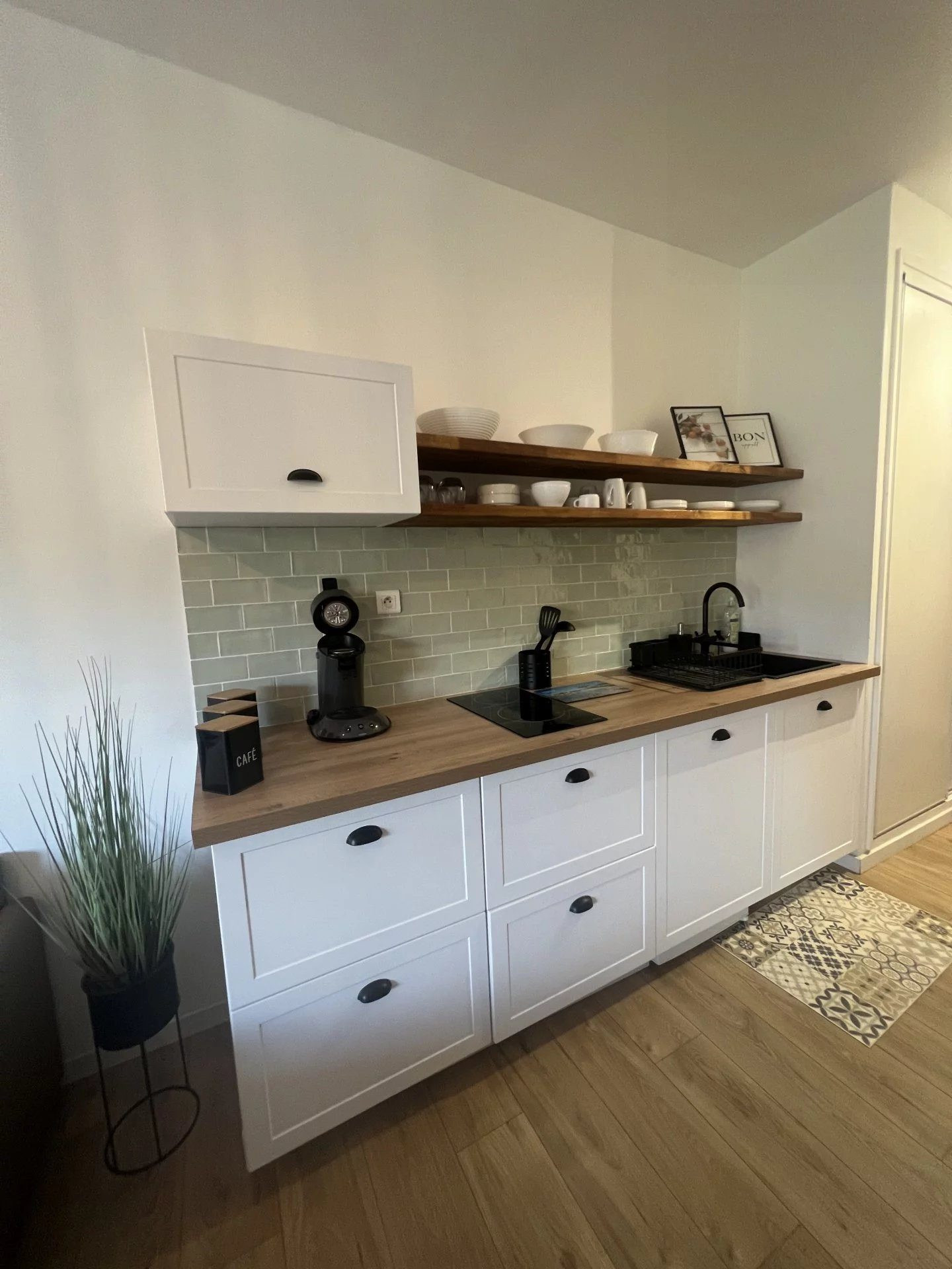 EXCLUSIVE Renovated Studio in Residence with Swimming Pool 4
