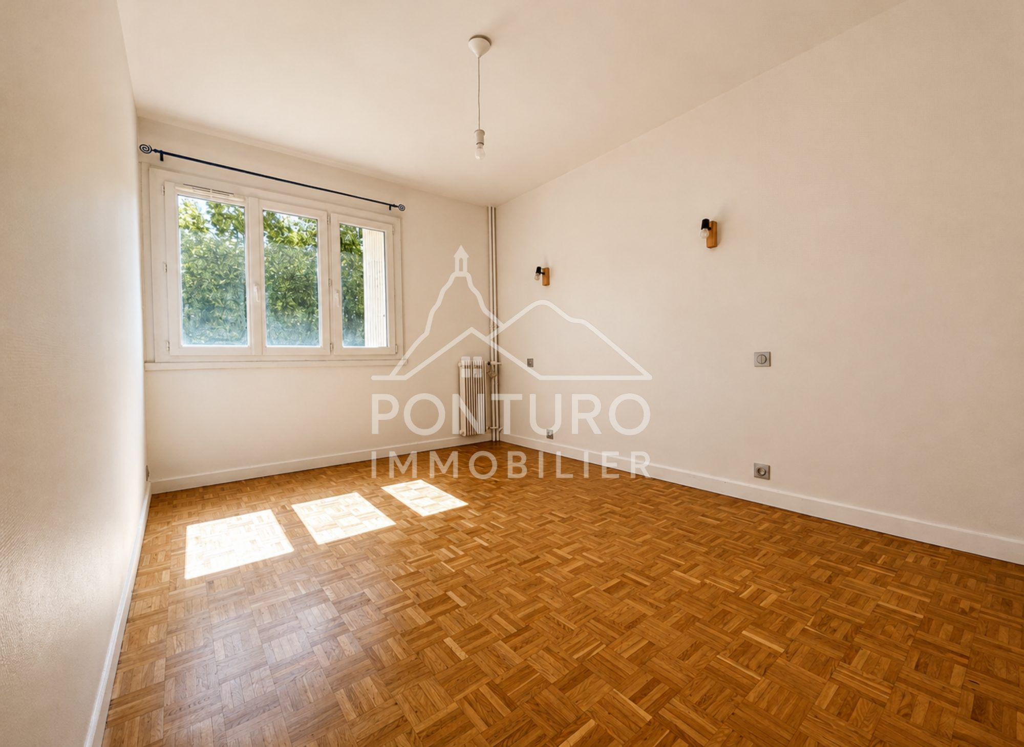 Appartement T5 rénové de 100 m² avec garage, cave et balcon