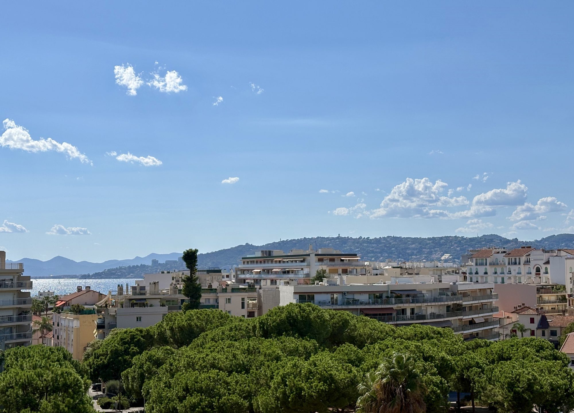 Dernier étage lumineux de 107m2 au coeur de la Pinède de Juan-les-Pins