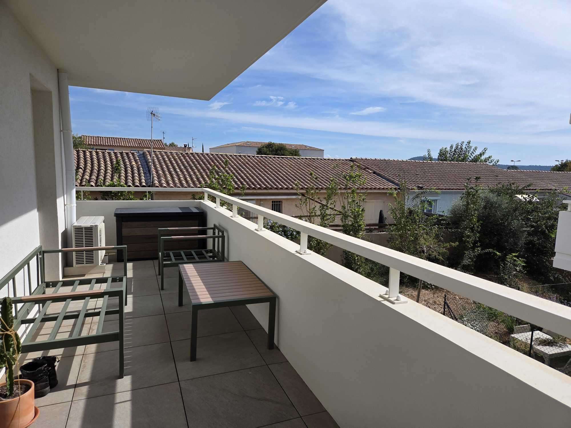 T3 récent avec terrasse de 14 m² et double garage en enfilade