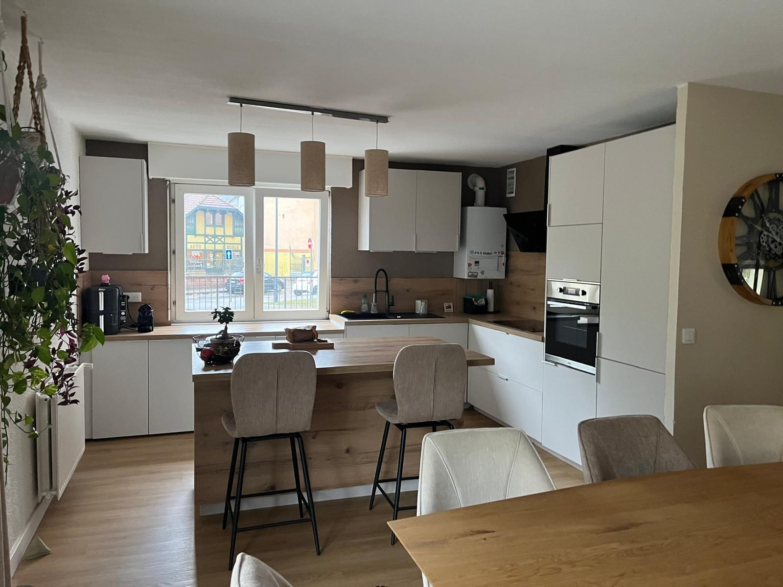 GUEBWILLER CENTRE-VILLE – Appartement 79 m² rénové en 2023 avec balcon, 2 chambres, garage et cave