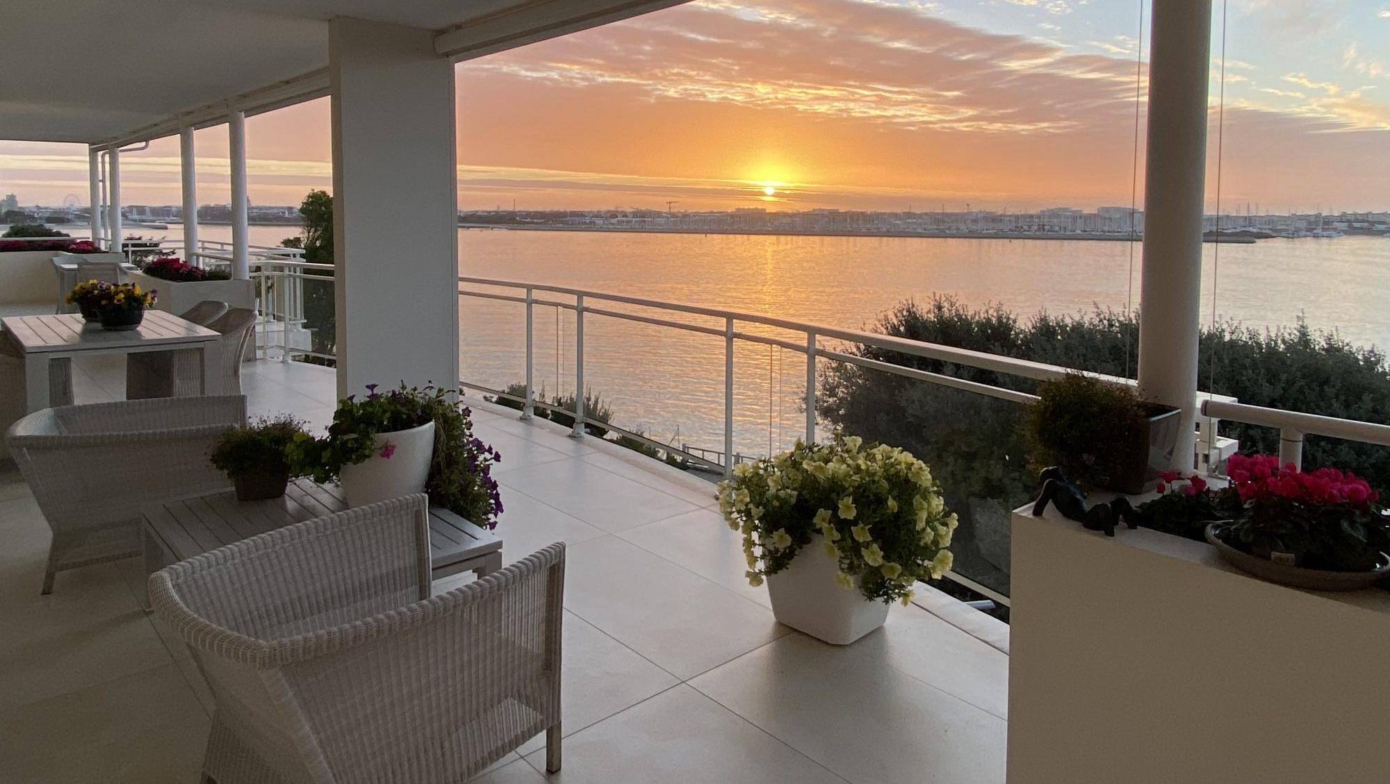 Le sommet du luxe rochelais — penthouse panoramique face à l’océan.