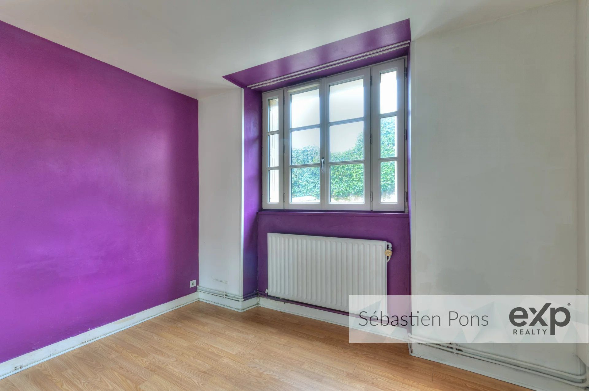 Rare: 4-Room Apartment in Village Center, Ready for Customization 5