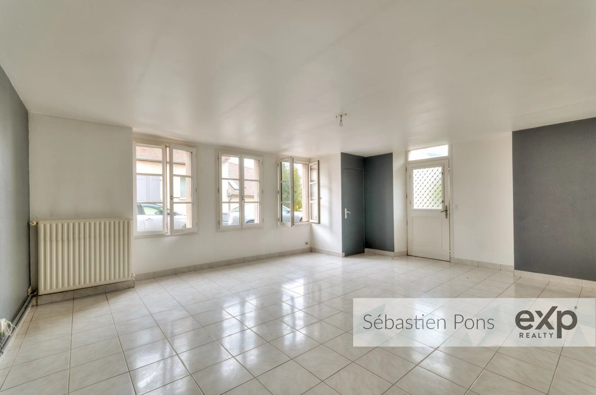 Rare: 4-Room Apartment in Village Center, Ready for Customization 3