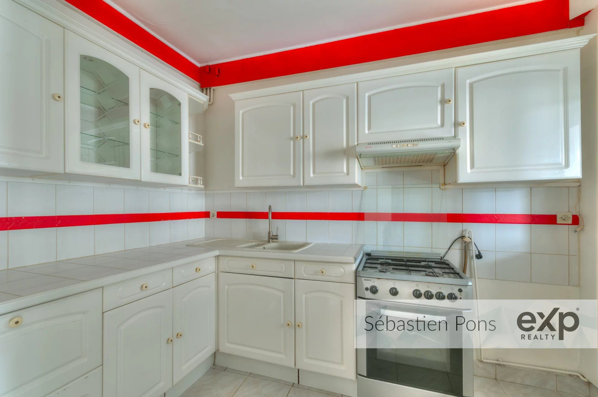 Rare: 4-Room Apartment in Village Center, Ready for Customization 4