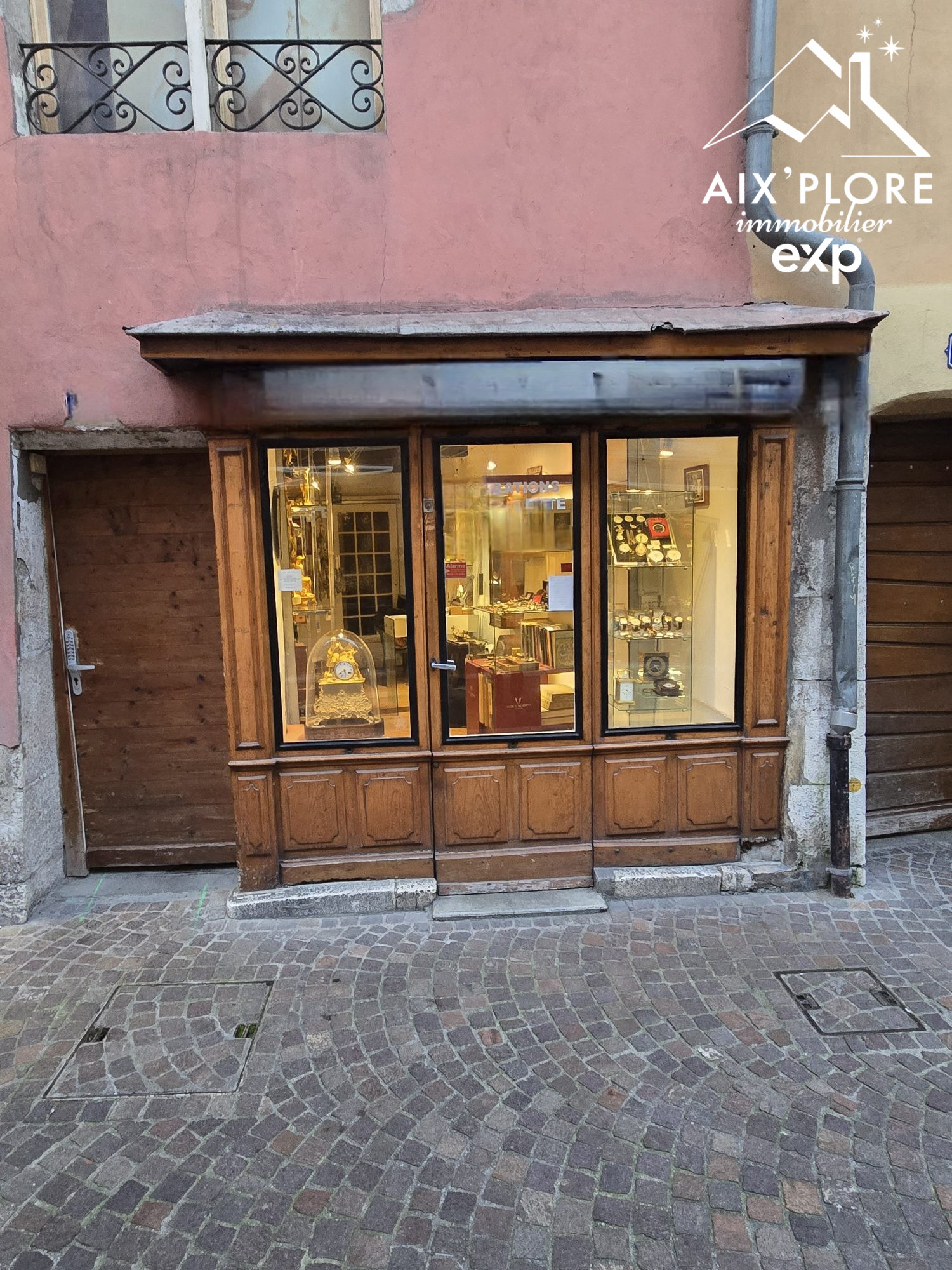 Charming commercial space – Heart of Annecy's Old Town 3