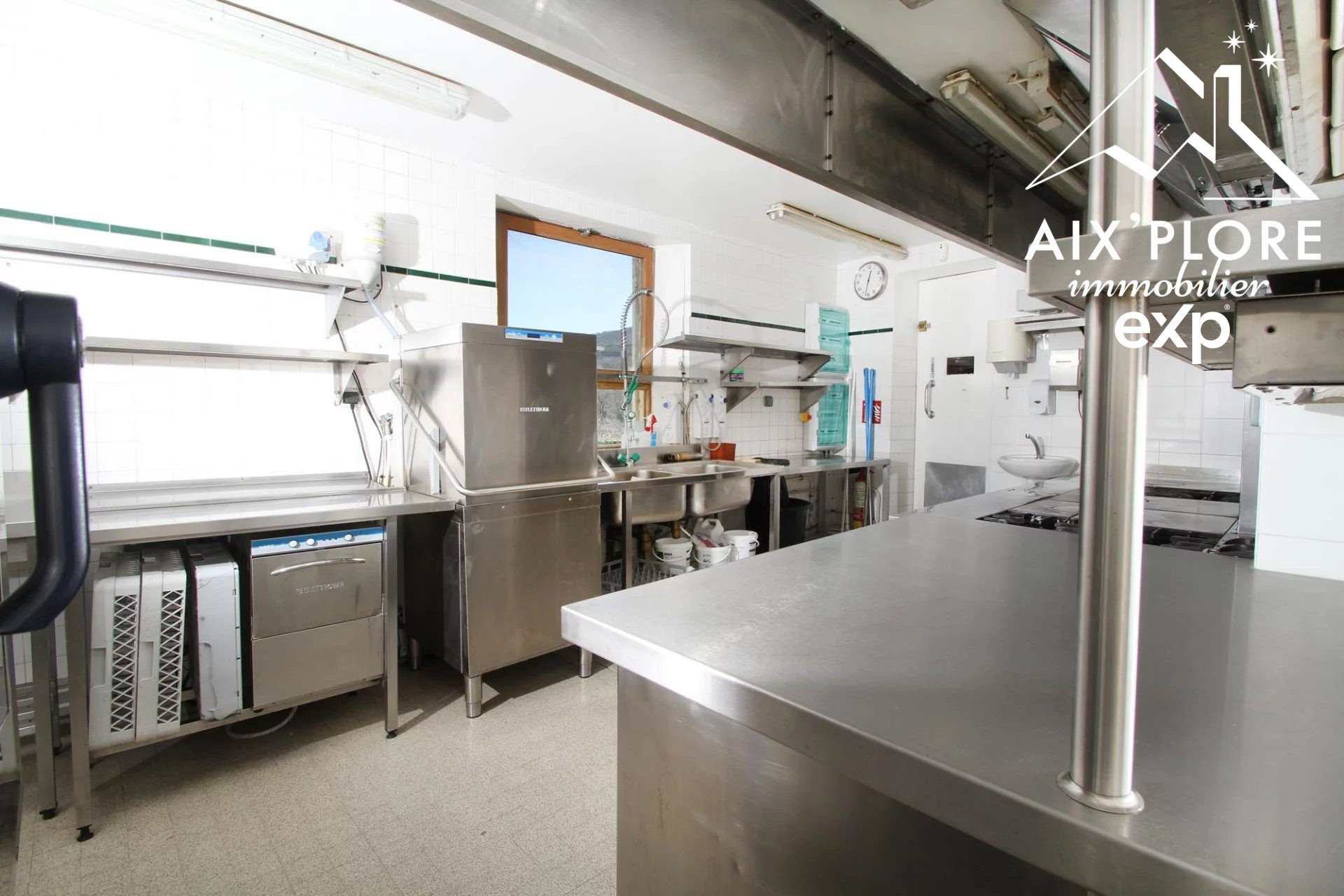 Vente murs et fonds de commerce – Restaurant avec fort potentiel à Condorcet · 347 m² · 736 750 €
