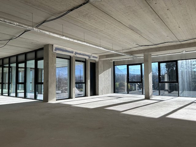 COMMERCIAL SPACE OF 290 M² WITH PARKING 3