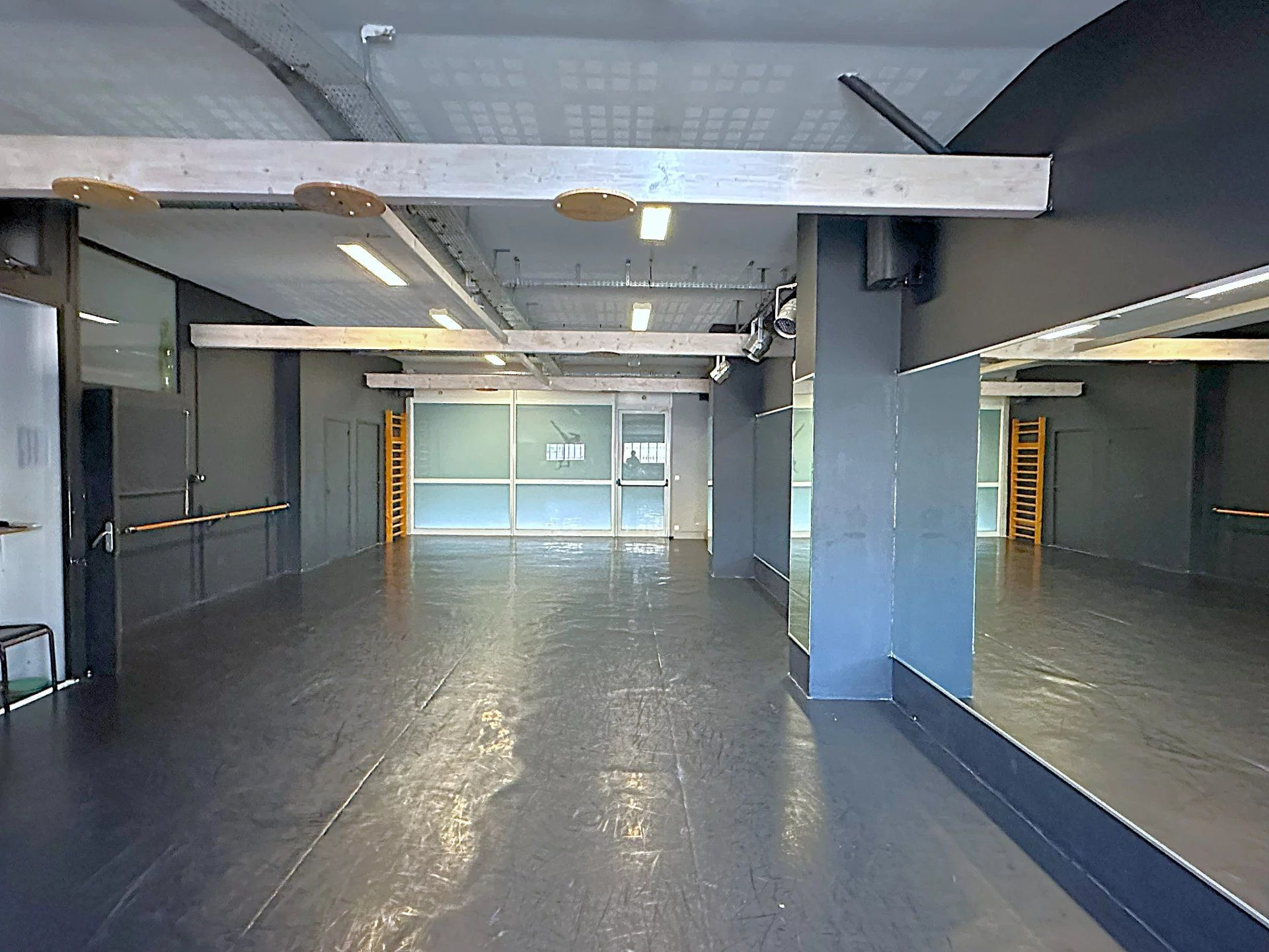 Exclusive / Commercial space of 282 m² - Rental investment / Barbès district 3
