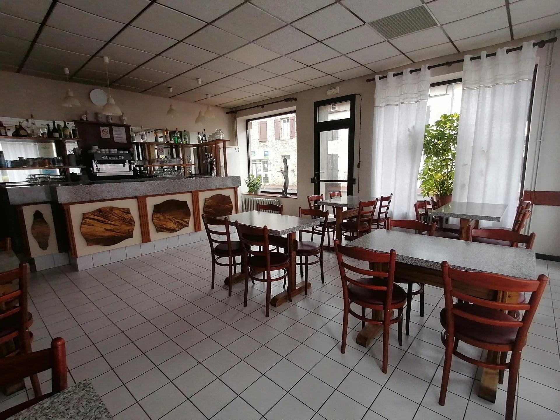 Commercial property, former bar hotel-restaurant in Cussac 4