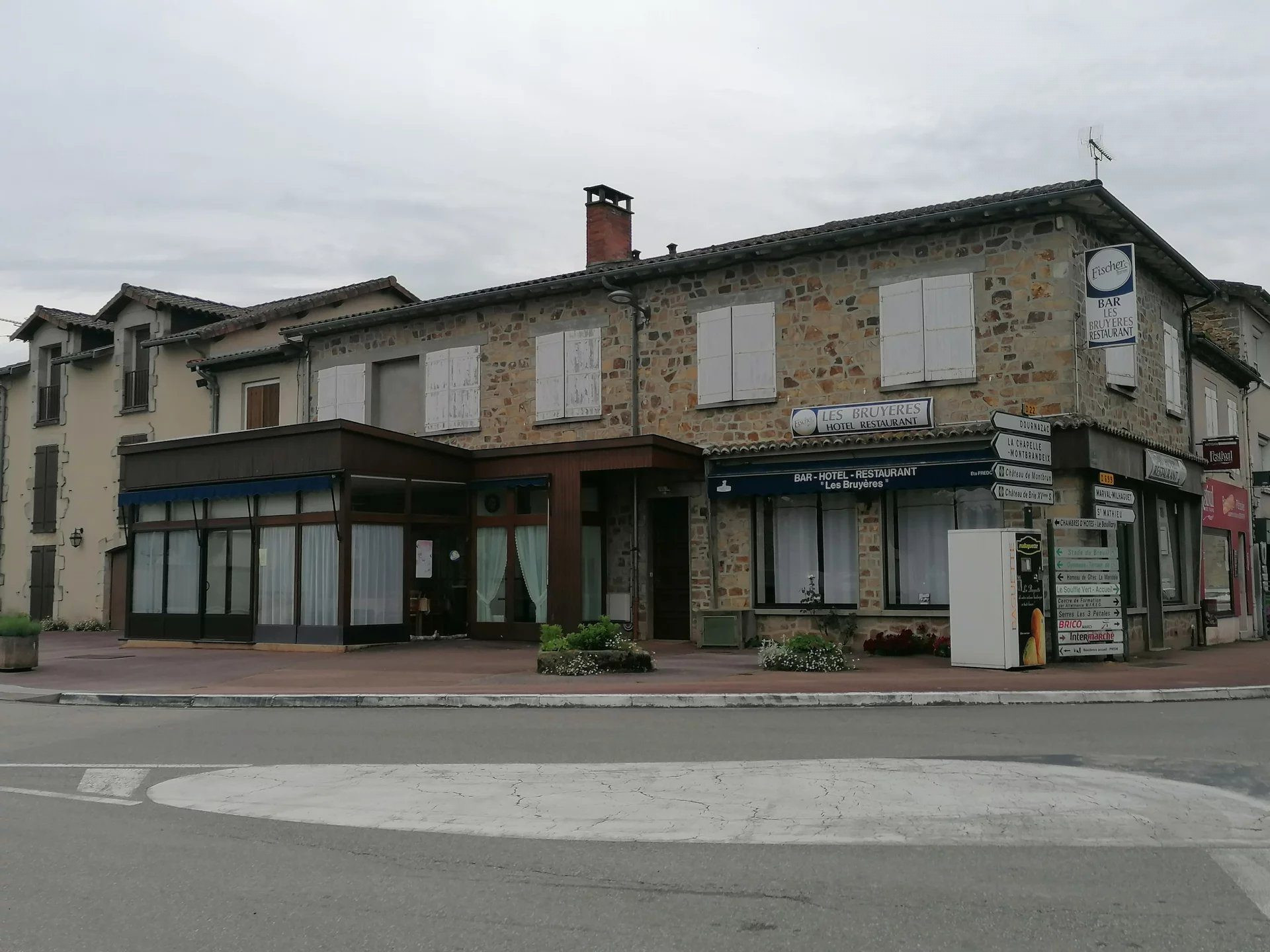 Local commercial, ancien bar hôtel-restaurant à Cussac