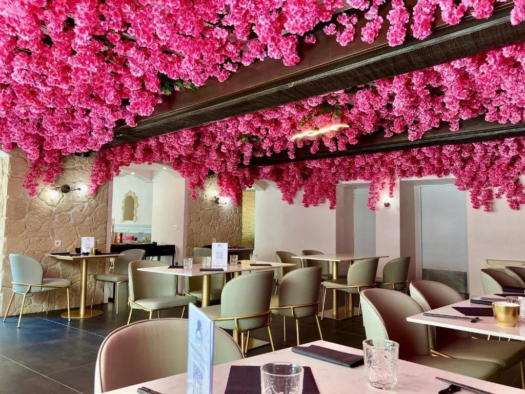 Urgence Vente : Prix Sacrifié à 190.000 € ! Hôtel-Restaurant 3* à Morestel · 979 m² · 212 800 €