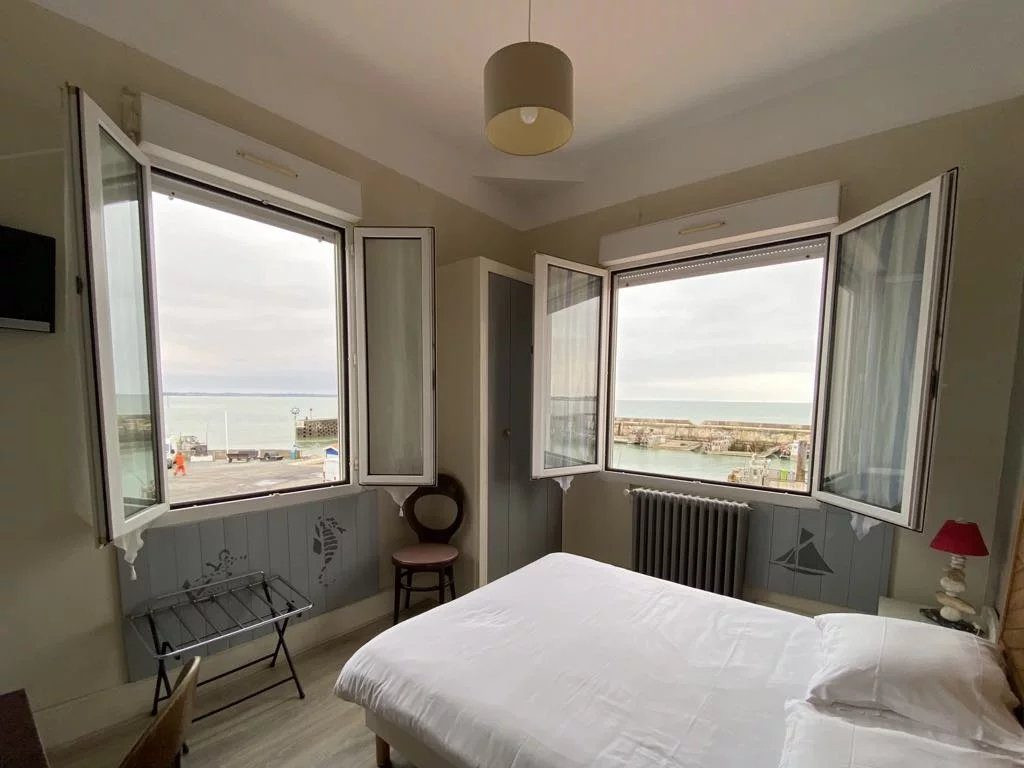 Fonds de commerce - Hôtel Bar Restaurant, face à l'océan, avec vue imprenable · à Bourcefranc-le-Chapus · 457 m² · 360 000 €