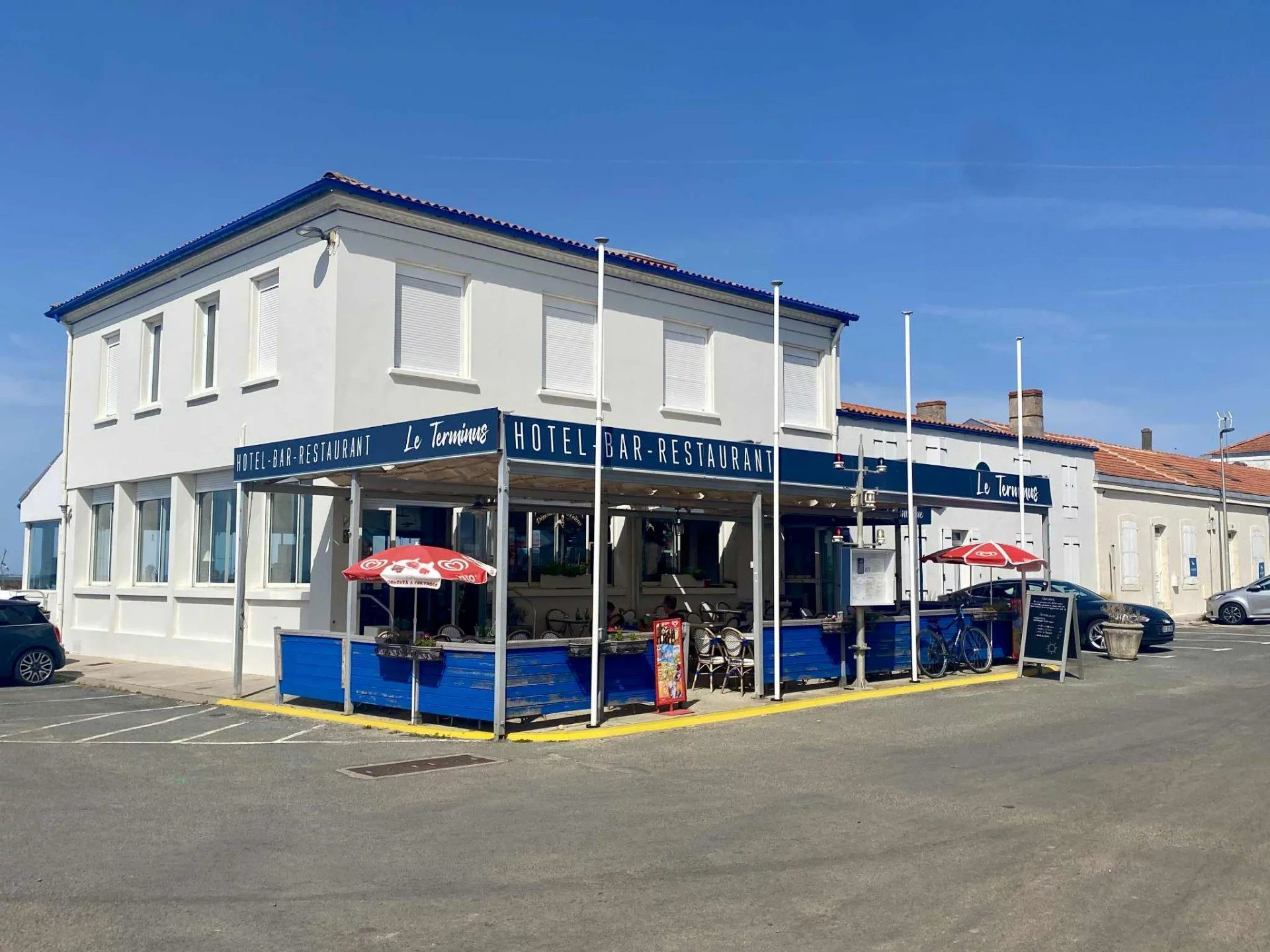Fonds de commerce - Hôtel Bar Restaurant, face à l'océan, avec vue imprenable · à Bourcefranc-le-Chapus · 457 m² · 360 000 €