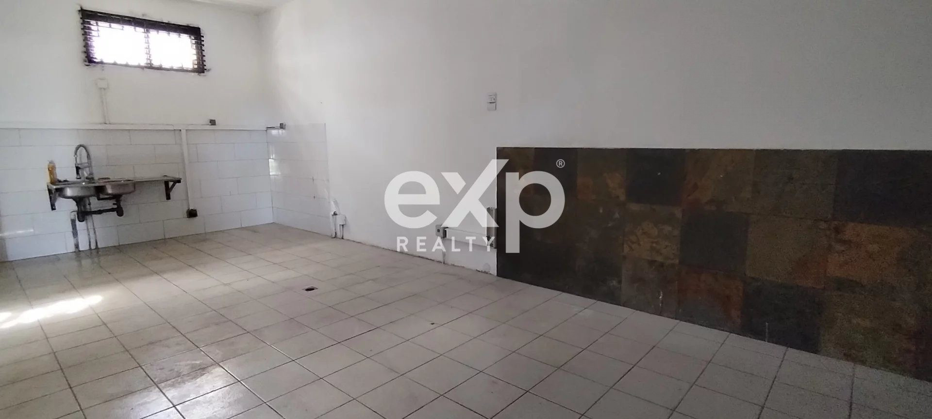 Saint-Pierre, Gare routière, Local Commercial 38 m2 à Vendre Loué