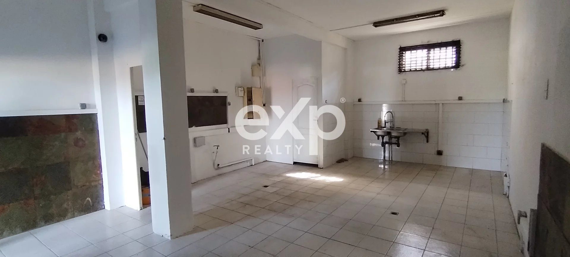 Saint-Pierre, Bus Station, Commercial Space 38 m2 For Sale Leased 2