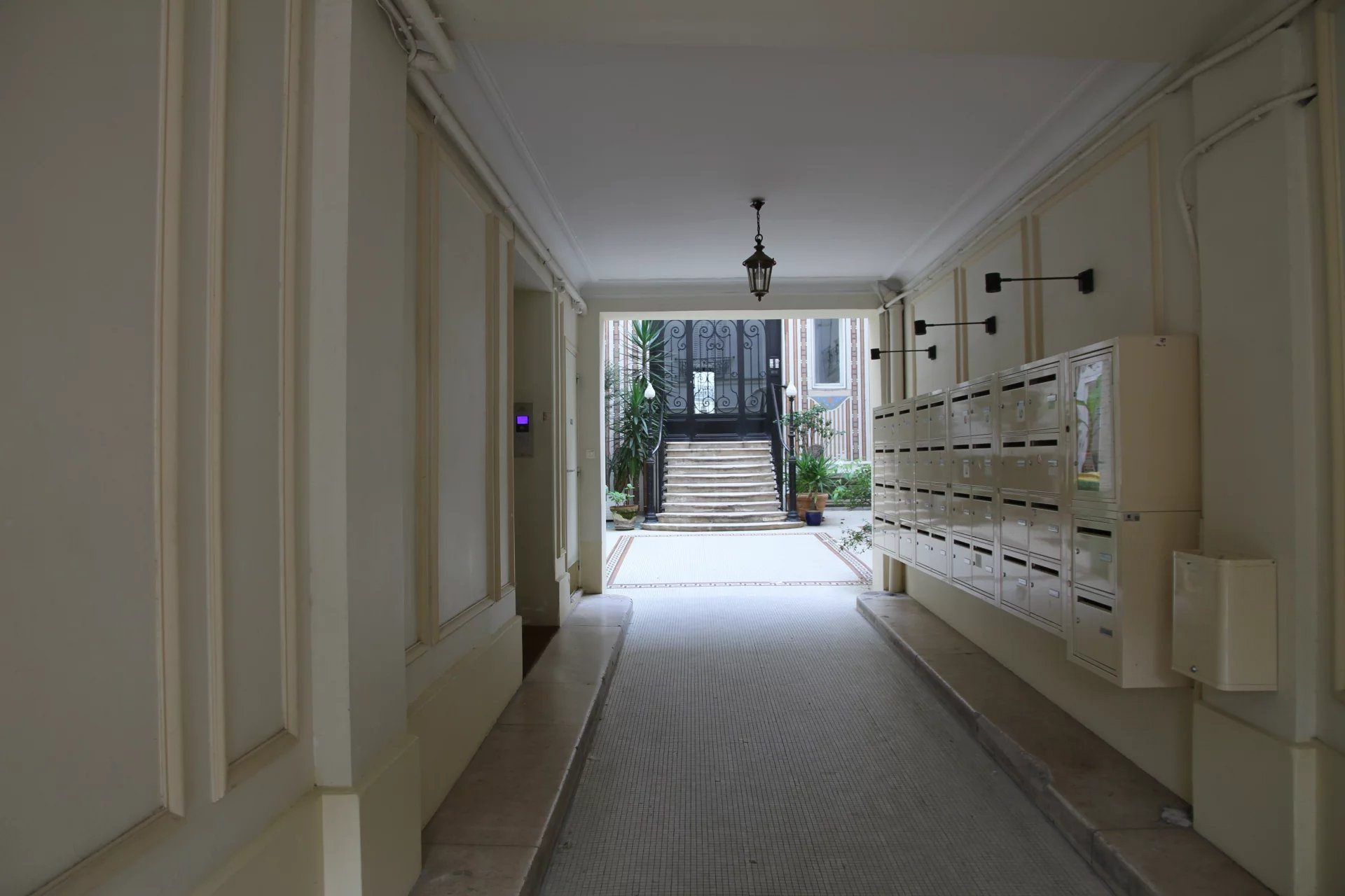 Local commercial 3 pièces 151 m² · à Paris · 151 m² · 549 000 €