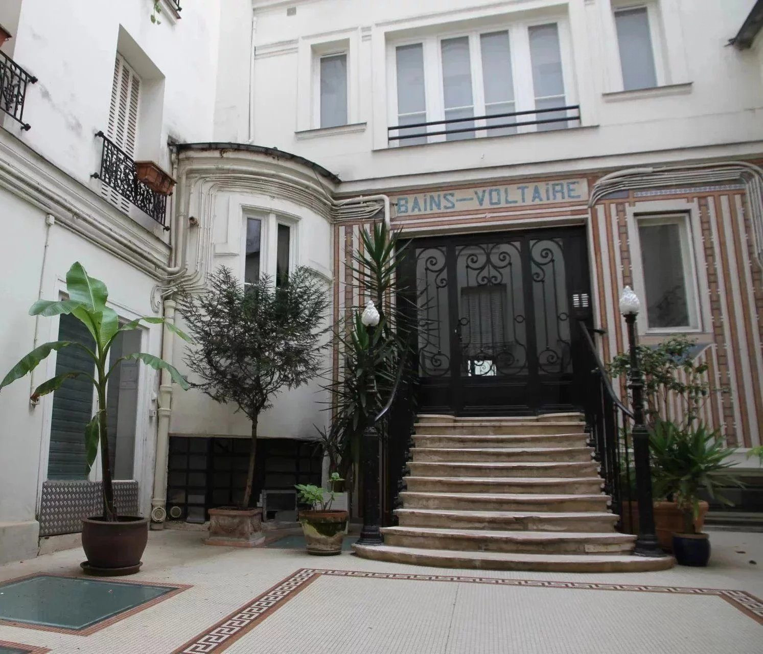 VOLTAIRE - Paris 11 ème Local de 151 m² à vendre dans une cour classée