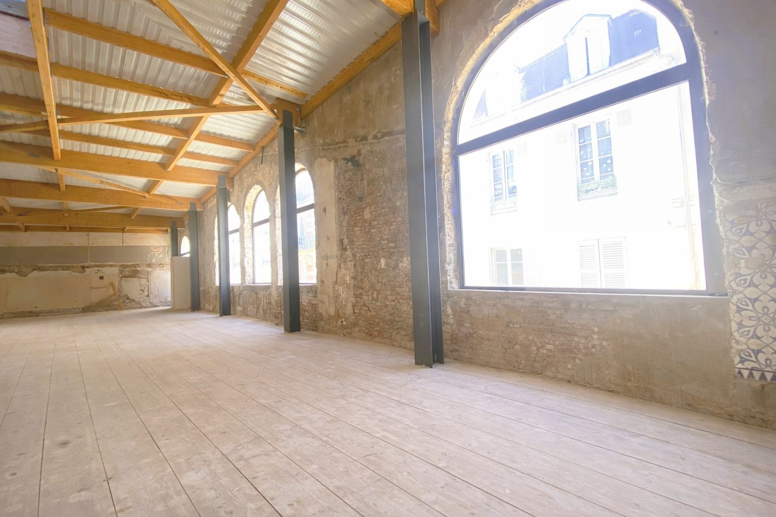 03200 VICHY - STRATEGIC REAL ESTATE VOLUME - CITY CENTER 5