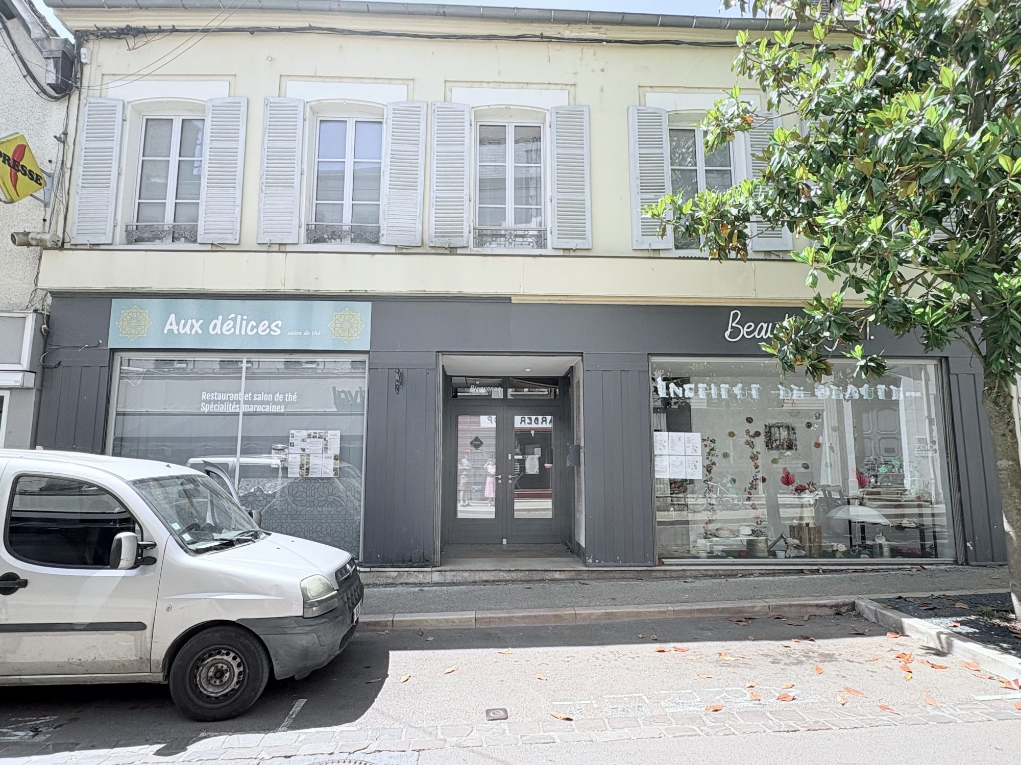Immeuble à usage mixte: habitation et commerces