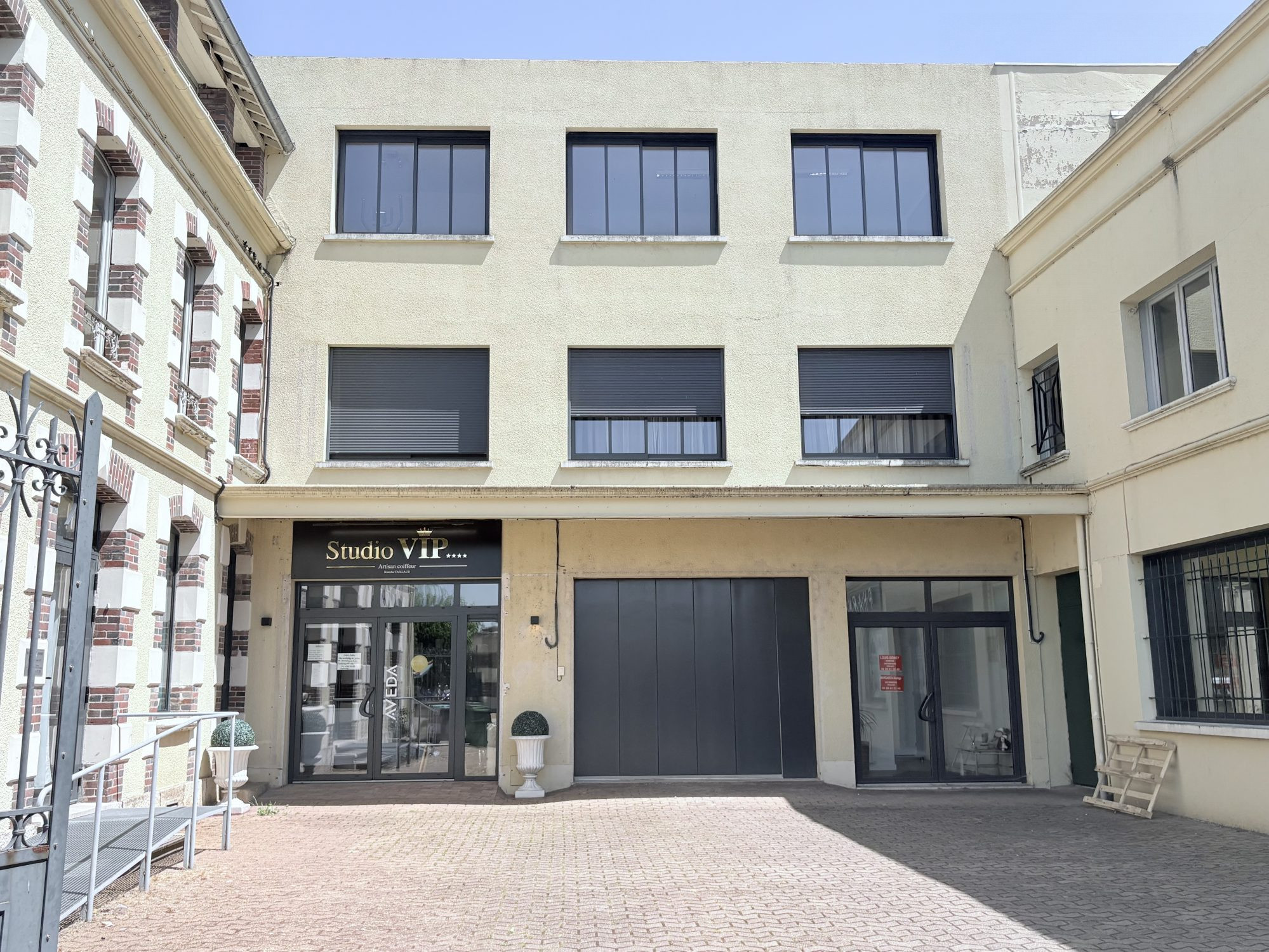 Immeuble à usage mixte: habitation et commerces