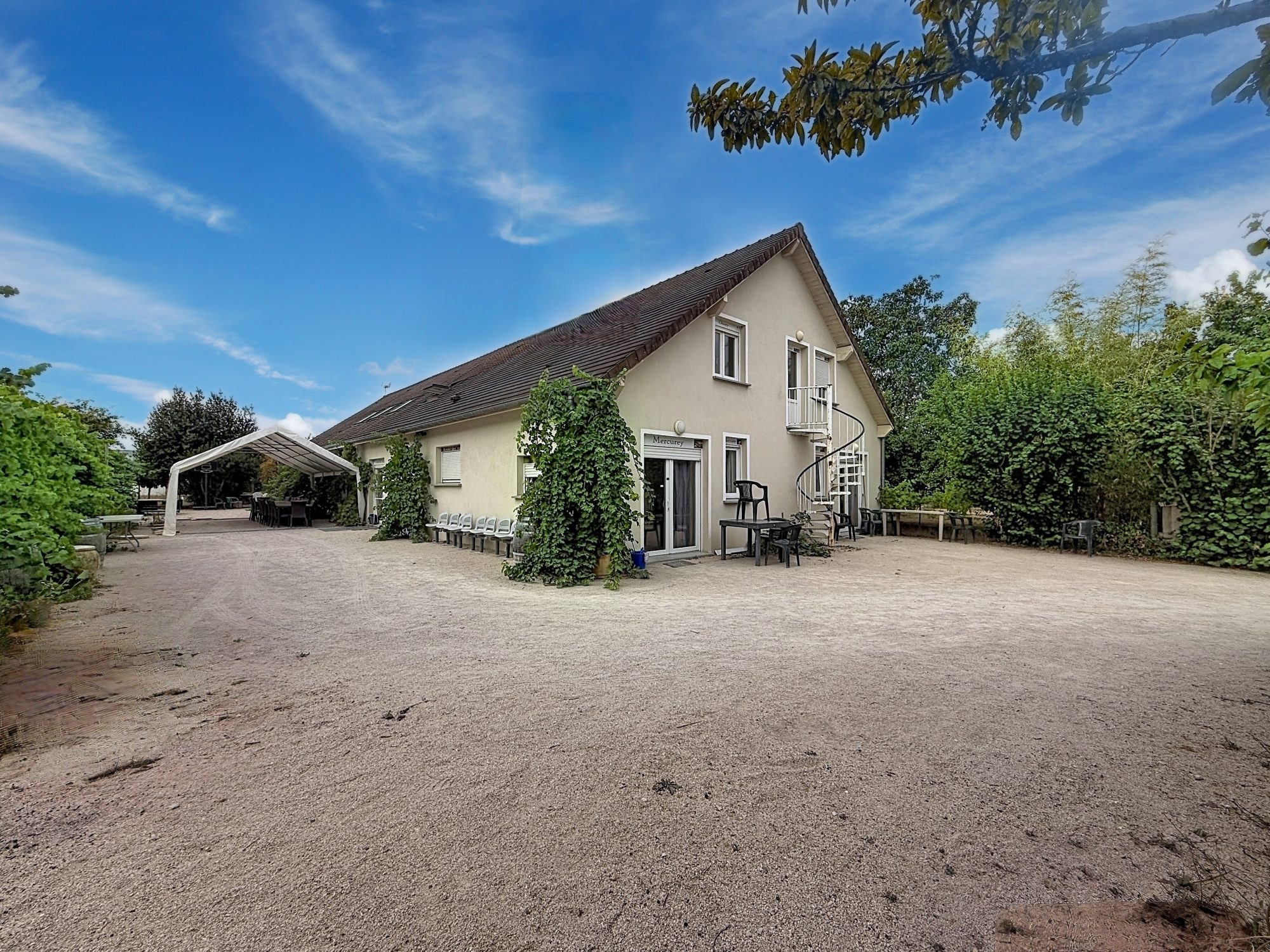 Ensemble immobilier de 7 gîtes Opportunité d'investissement rare à Lux (71100)