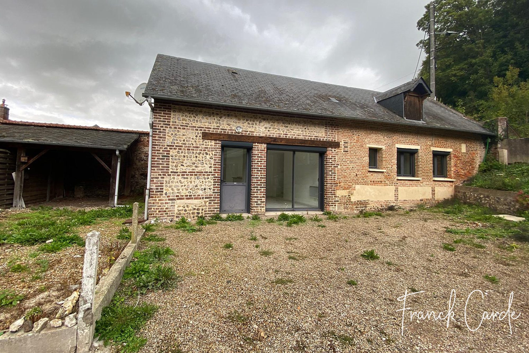 Ensemble immobilier locatif avec 3 logements et local commercial