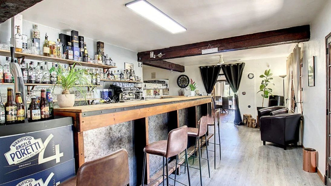 Commercial Property 211 m2 Restaurant + Apartment 4