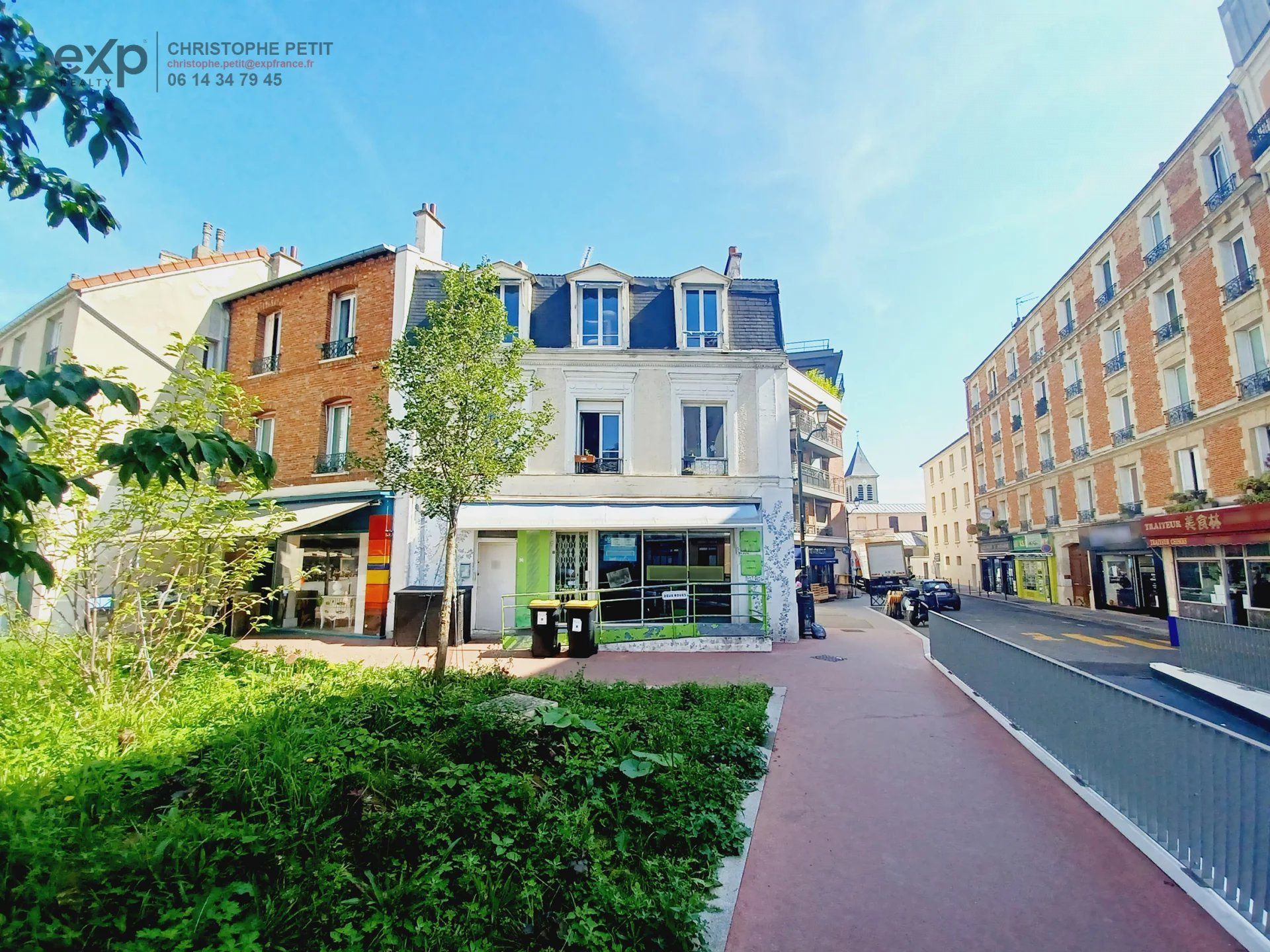 Building of 305 m²