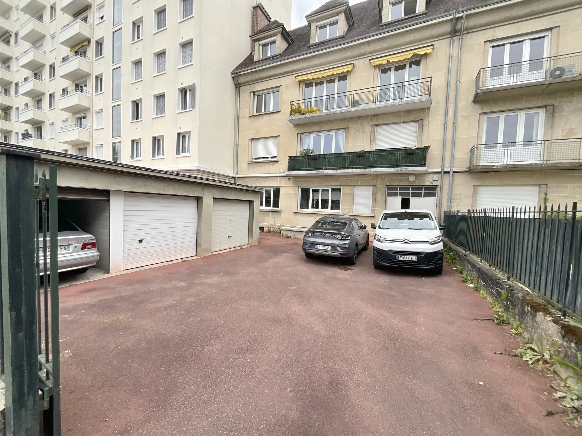 Immeuble de Rapport, dont 1 Local Pro, 2 Logements , 3 Garages
