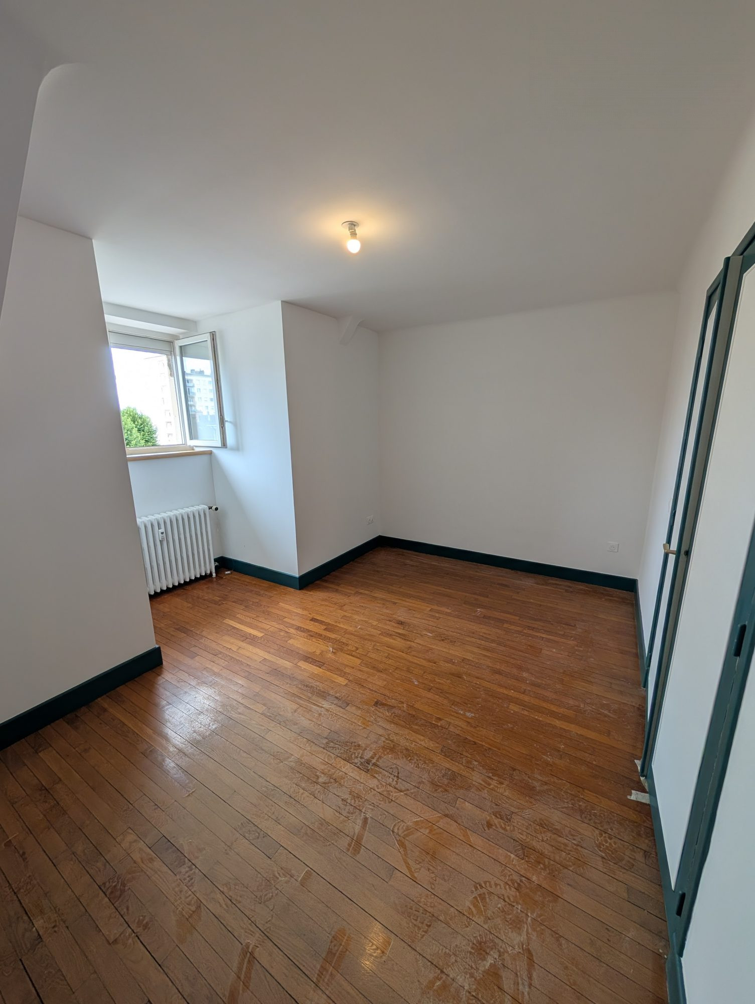 Investment Building, 1 Commercial Space, 2 Apartments, 3 Garages 4