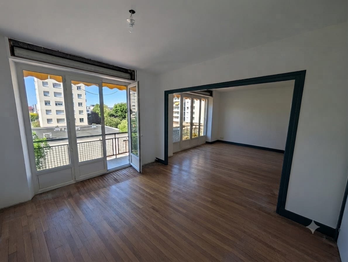 Immeuble de Rapport, dont 1 Local Pro, 2 Logements , 3 Garages
