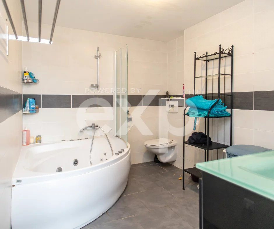 Village house with independent studio 5