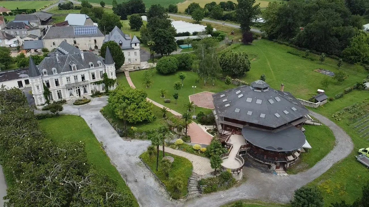 Vast estate with Castle and manor house 3
