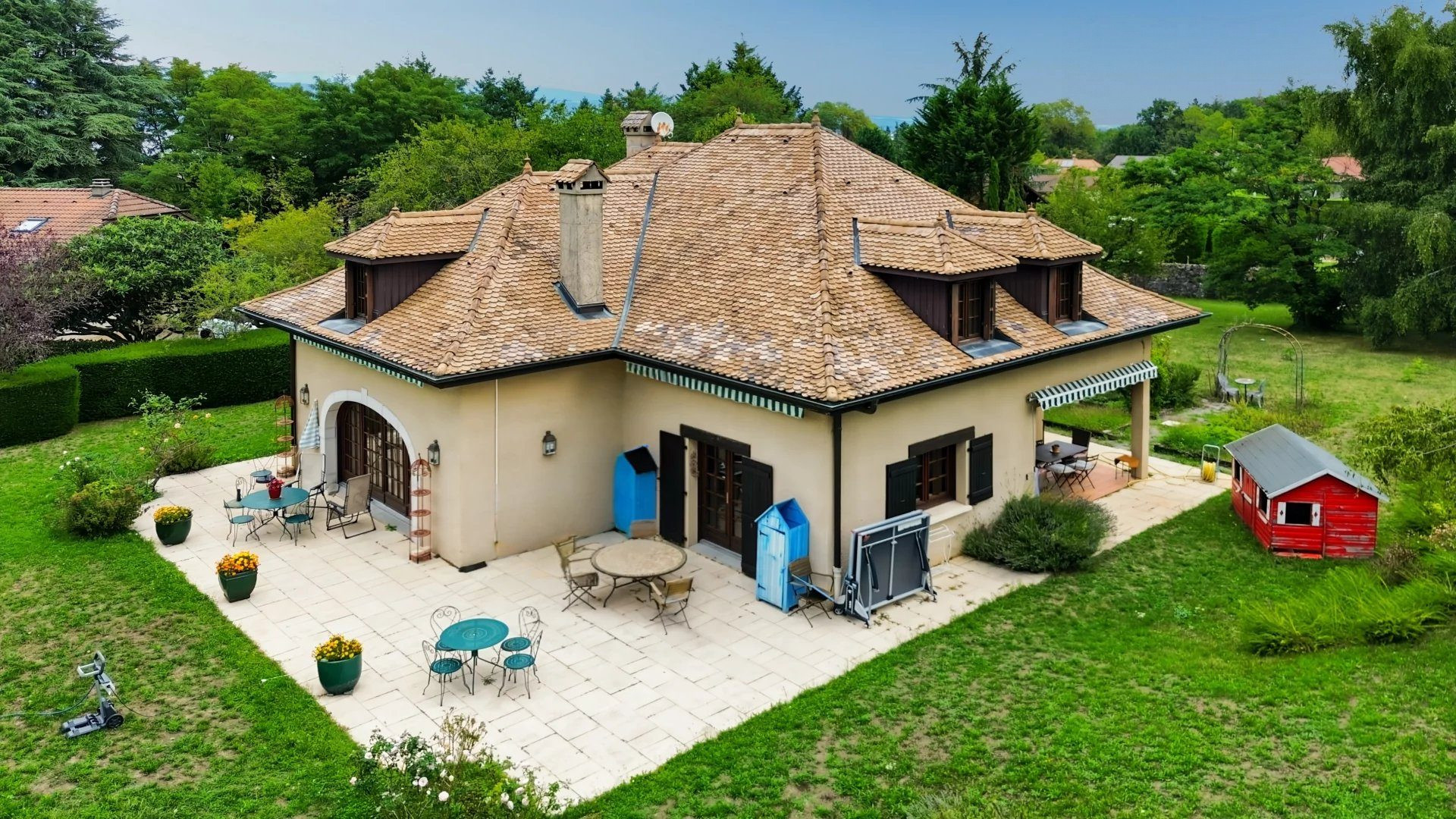 Nernier – Maison d’architecte de charme, piscine et grand terrain arboré