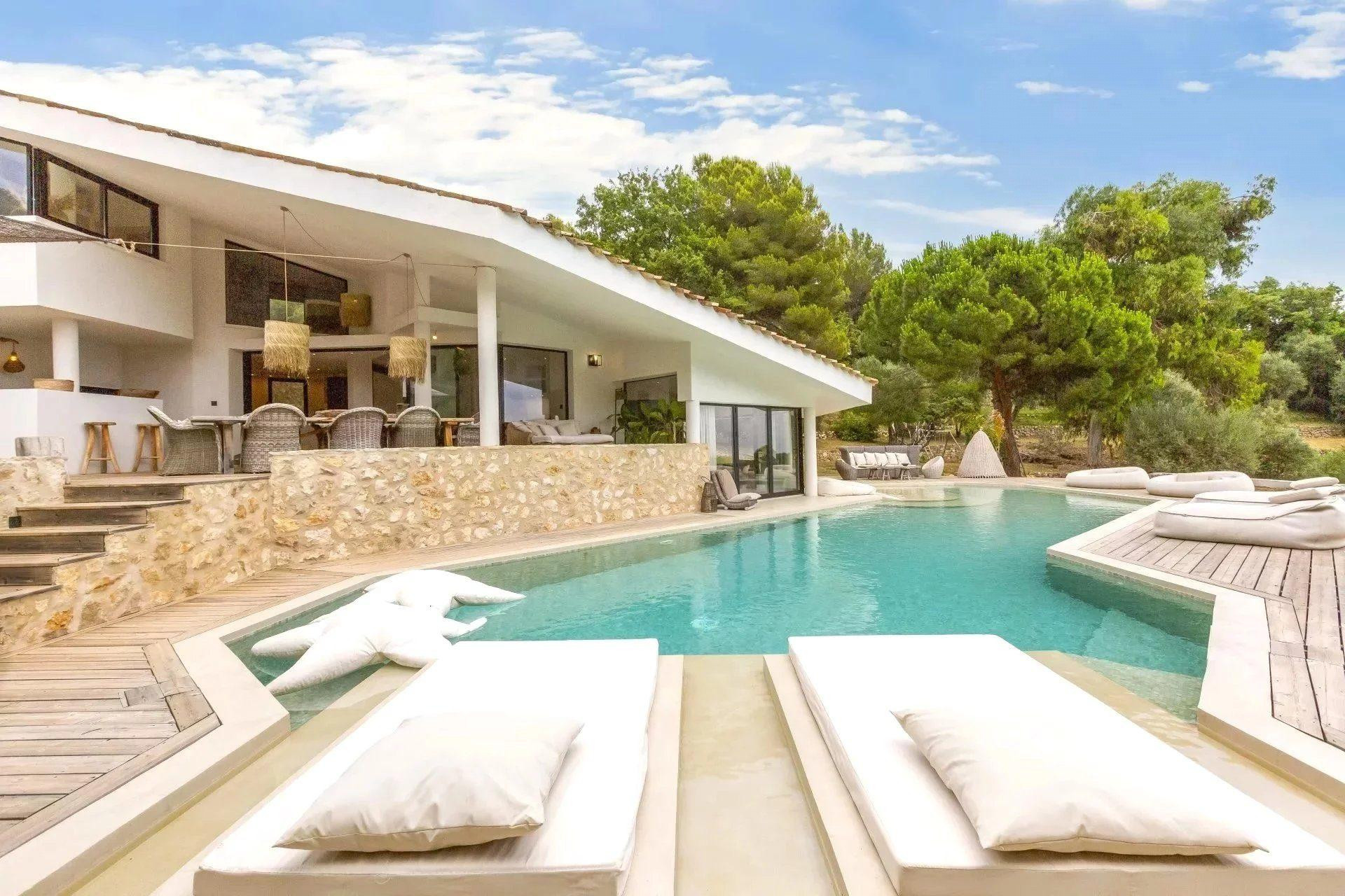 Exceptional contemporary villa with sea views!!