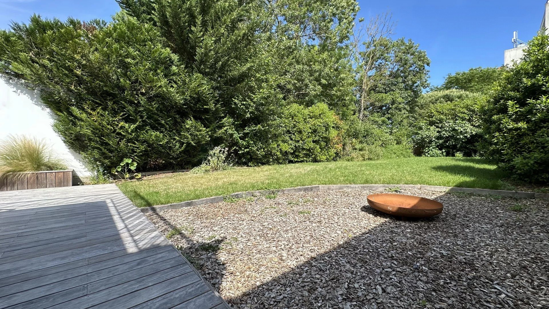 Maison atypique avec son jardin secret au cœur de Lafond